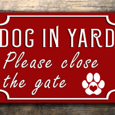 GATE SIGN Dog Sign Gate sign-Classic style Aluminum Composite Metal Dog in Yard Please Close the gate sign Outdoor Weatherproof Gate Sign